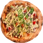 Pizza Burger avec sauce tomate, mozzarella, cheddar, bœuf haché, salade, tomates fraîches et oignons rouges – Pizza Tassoni Gratentour